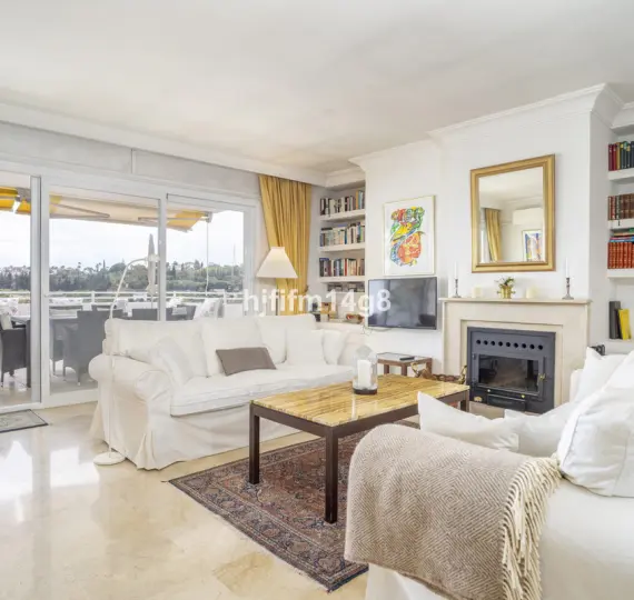 Продажа апартаментов на среднем этаже в Guadalmina Alta