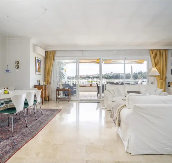 Продажа апартаментов на среднем этаже в Guadalmina Alta