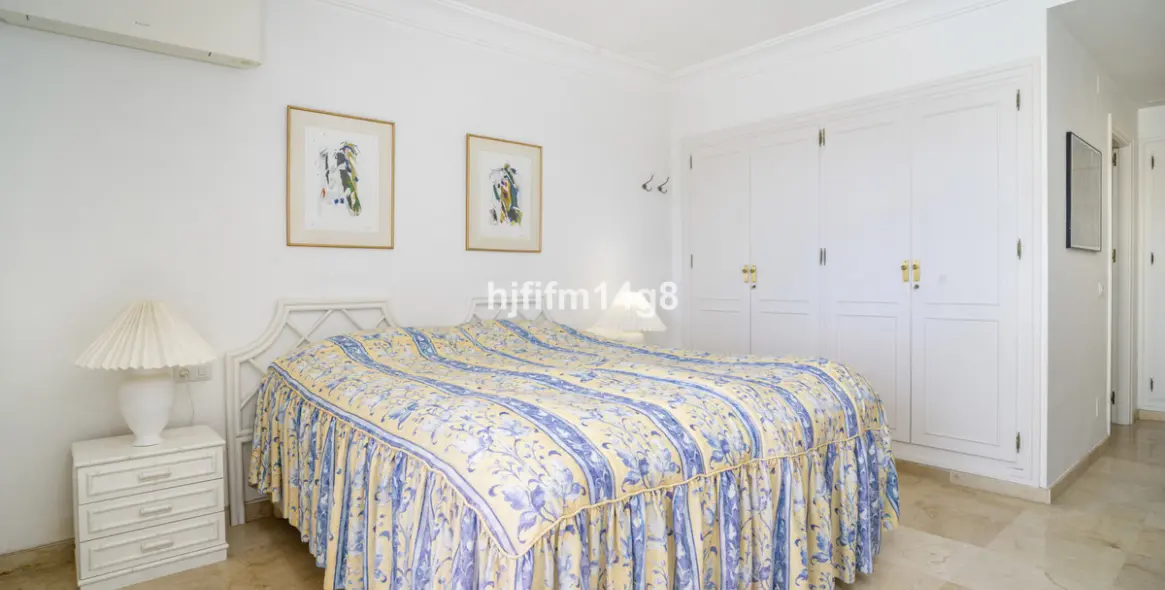 Sale of middle floor apartment in Guadalmina Alta 12