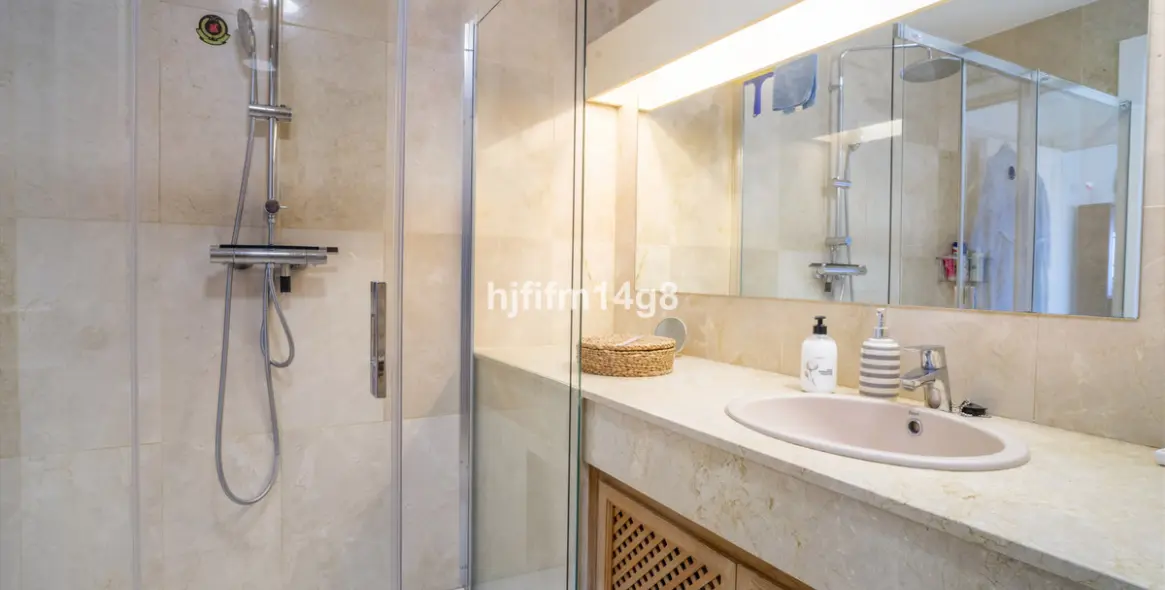 Sale of middle floor apartment in Guadalmina Alta 13