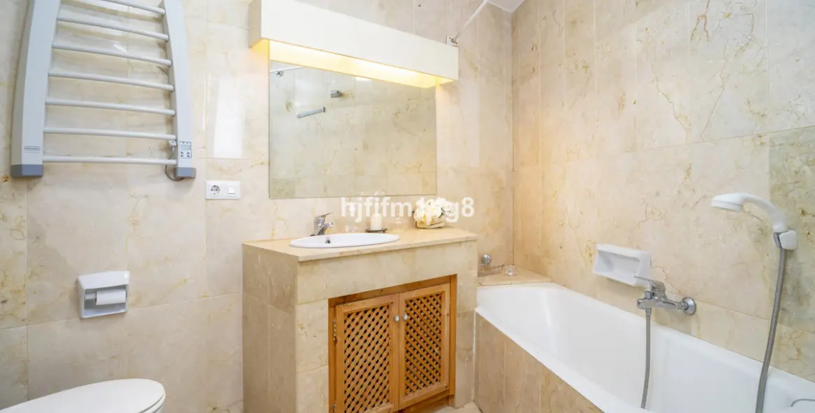 Sale of middle floor apartment in Guadalmina Alta 16