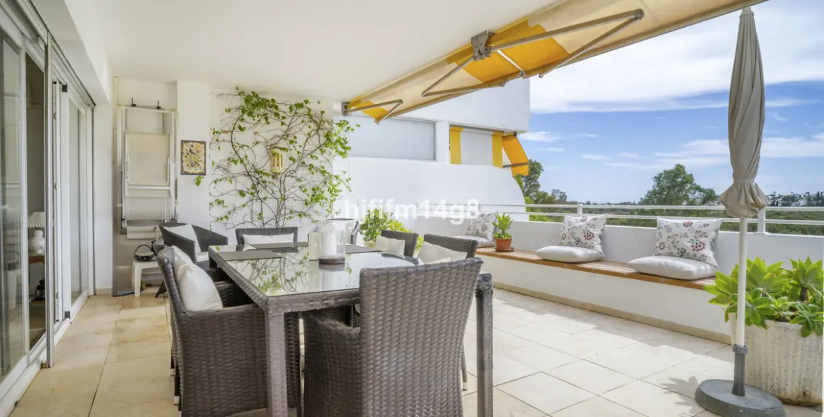 Sale of middle floor apartment in Guadalmina Alta 20