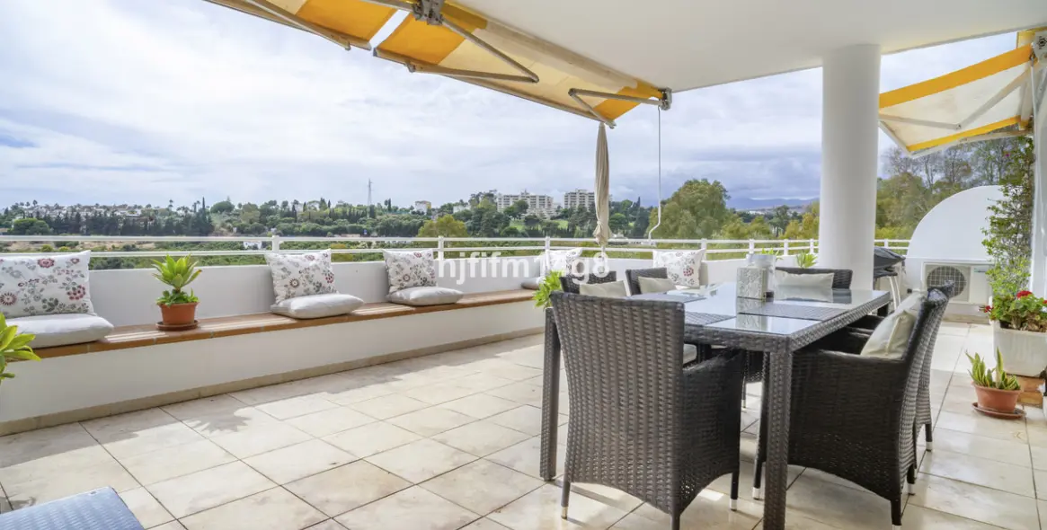 Sale of middle floor apartment in Guadalmina Alta 2