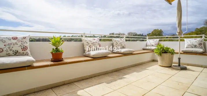 Sale of middle floor apartment in Guadalmina Alta 2