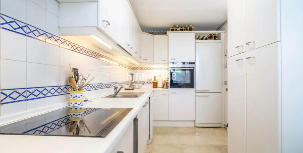 Sale of middle floor apartment in Guadalmina Alta 8