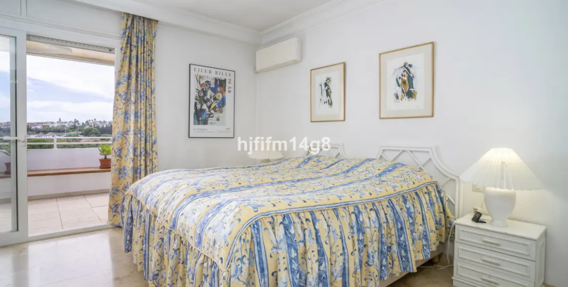 Sale of middle floor apartment in Guadalmina Alta 10