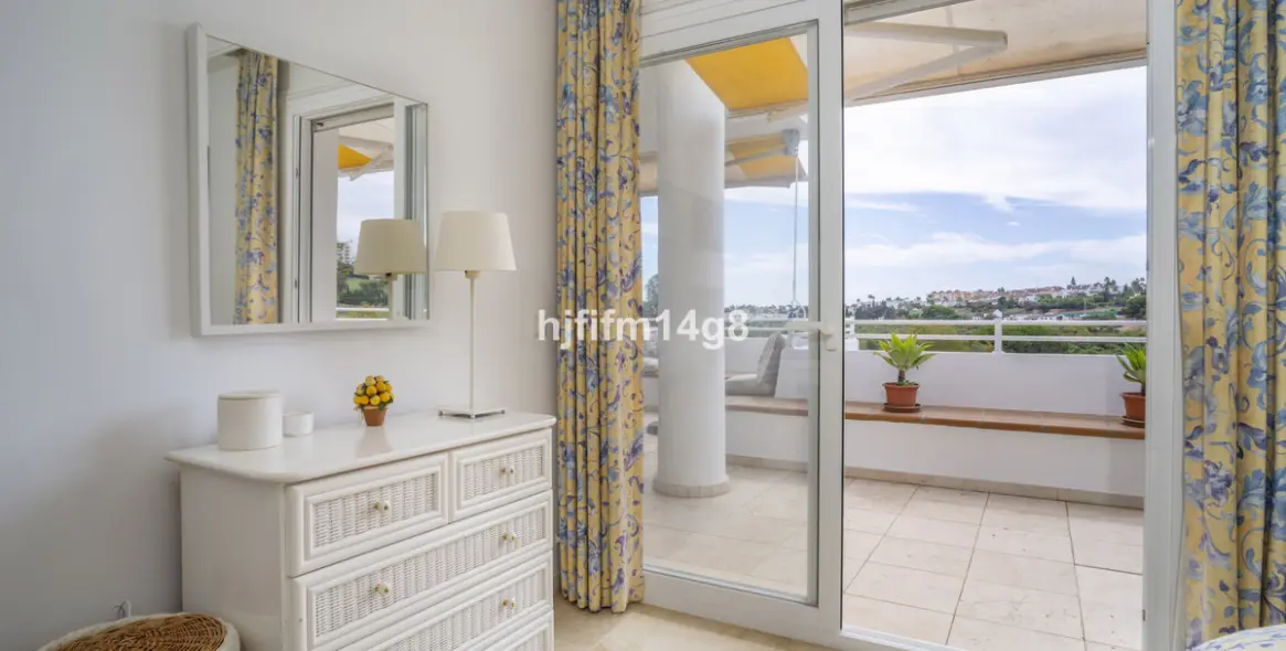 Sale of middle floor apartment in Guadalmina Alta 11