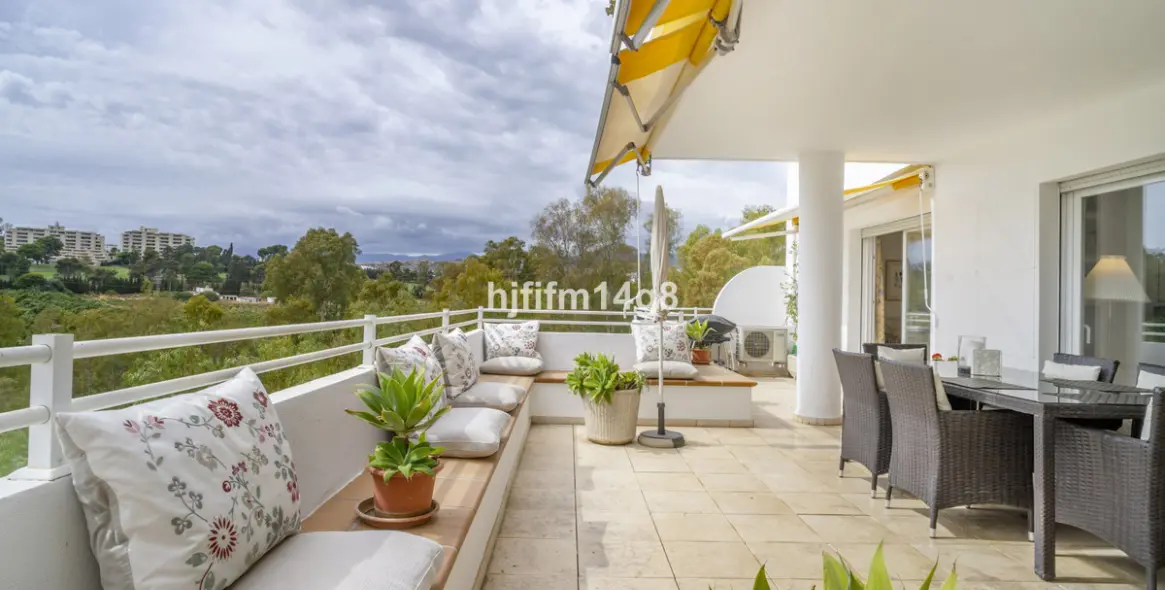 Sale of middle floor apartment in Guadalmina Alta 18