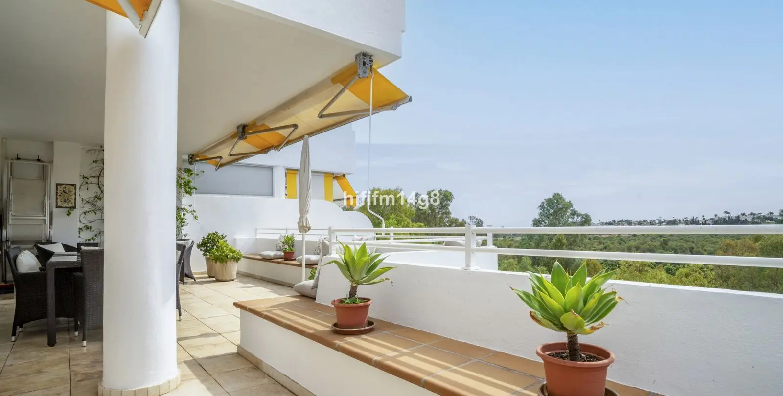 Продажа апартаментов на среднем этаже в Guadalmina Alta 1
