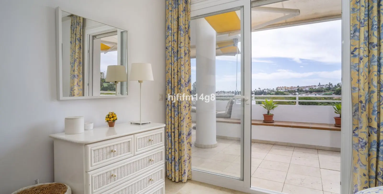 Продажа апартаментов на среднем этаже в Guadalmina Alta 11