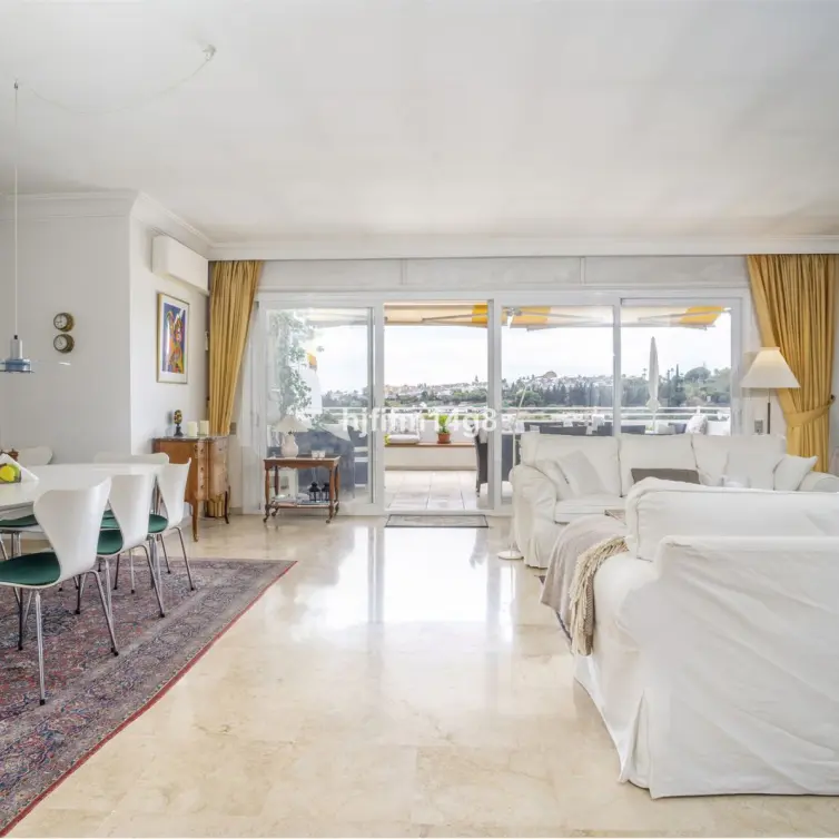 Продажа апартаментов на среднем этаже в Guadalmina Alta
