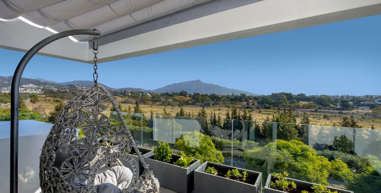 Sale of penthouse in Estepona 1