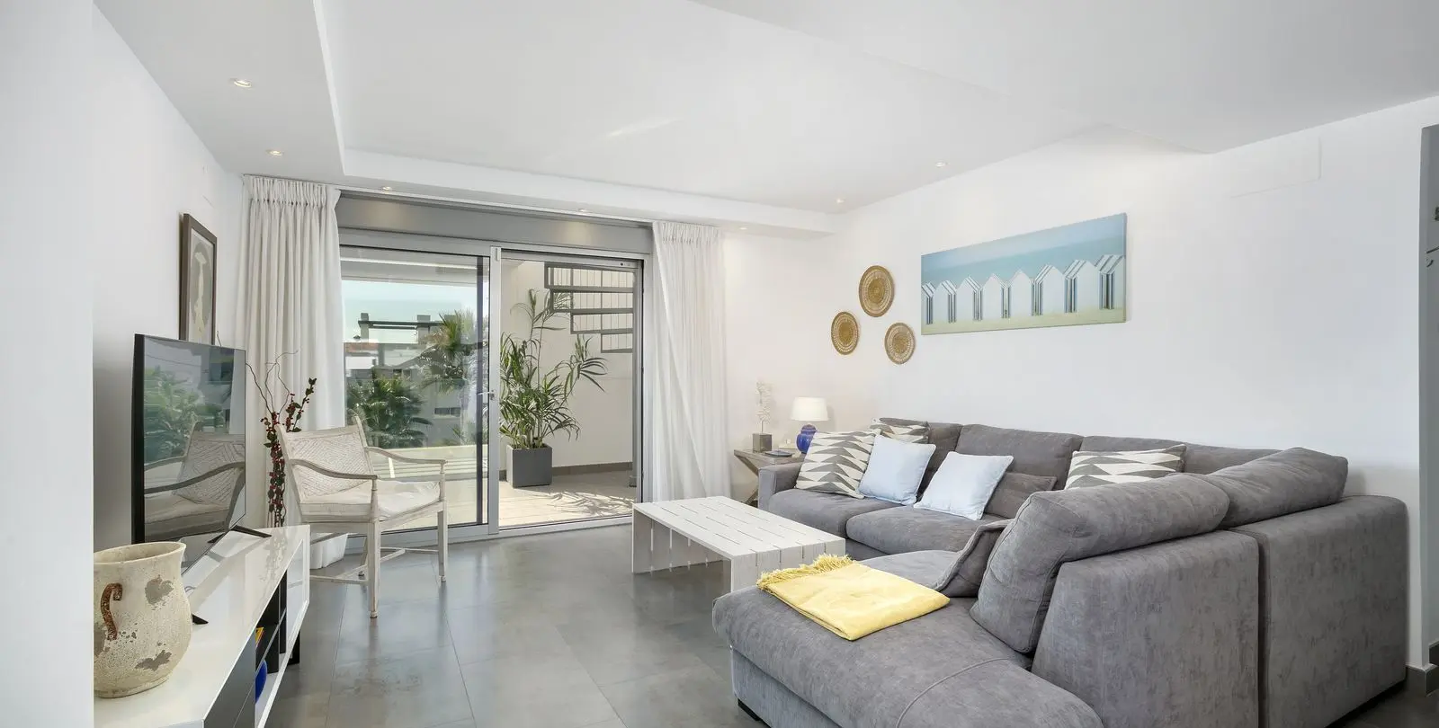 Sale of penthouse in Estepona 2