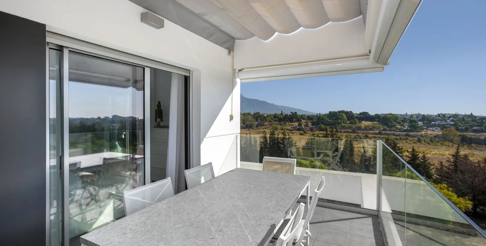Sale of penthouse in Estepona 12