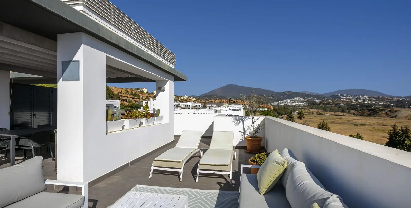 Sale of penthouse in Estepona 15