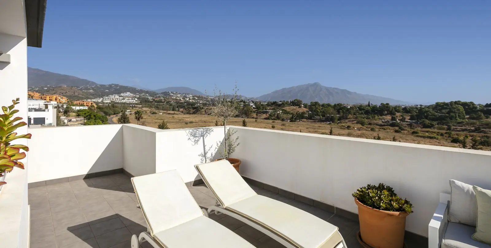 Sale of penthouse in Estepona 16