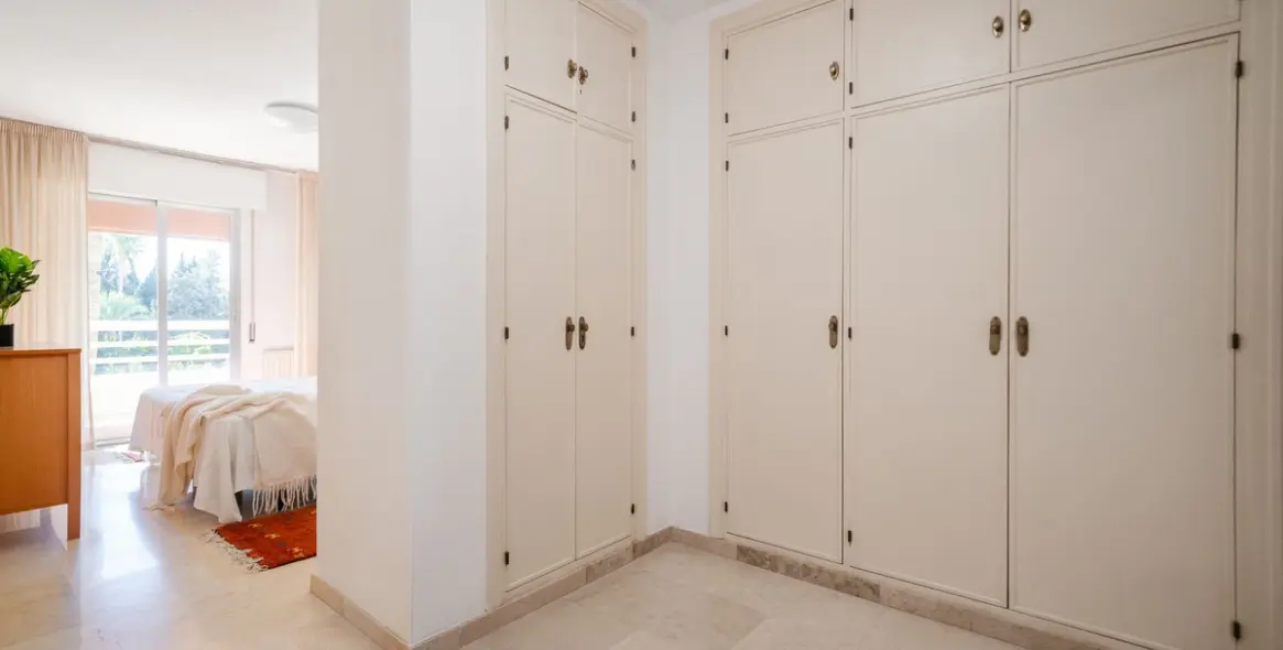 Sale of middle floor apartment in Marbella 19
