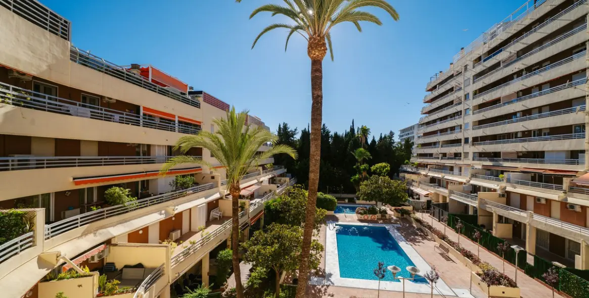 Sale of middle floor apartment in Marbella 32