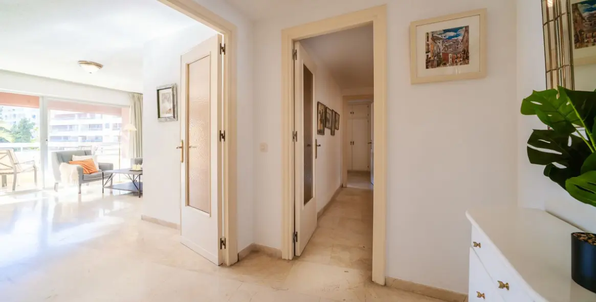 Sale of middle floor apartment in Marbella 35