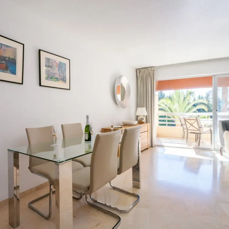 Продажа апартаментов на среднем этаже в Marbella