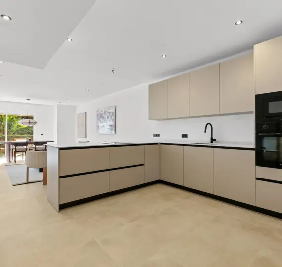 Продажа апартаментов на первом этаже в Nueva Andalucía