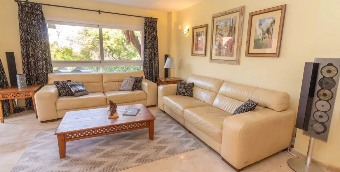 Sale of ground floor apartment in Elviria 11