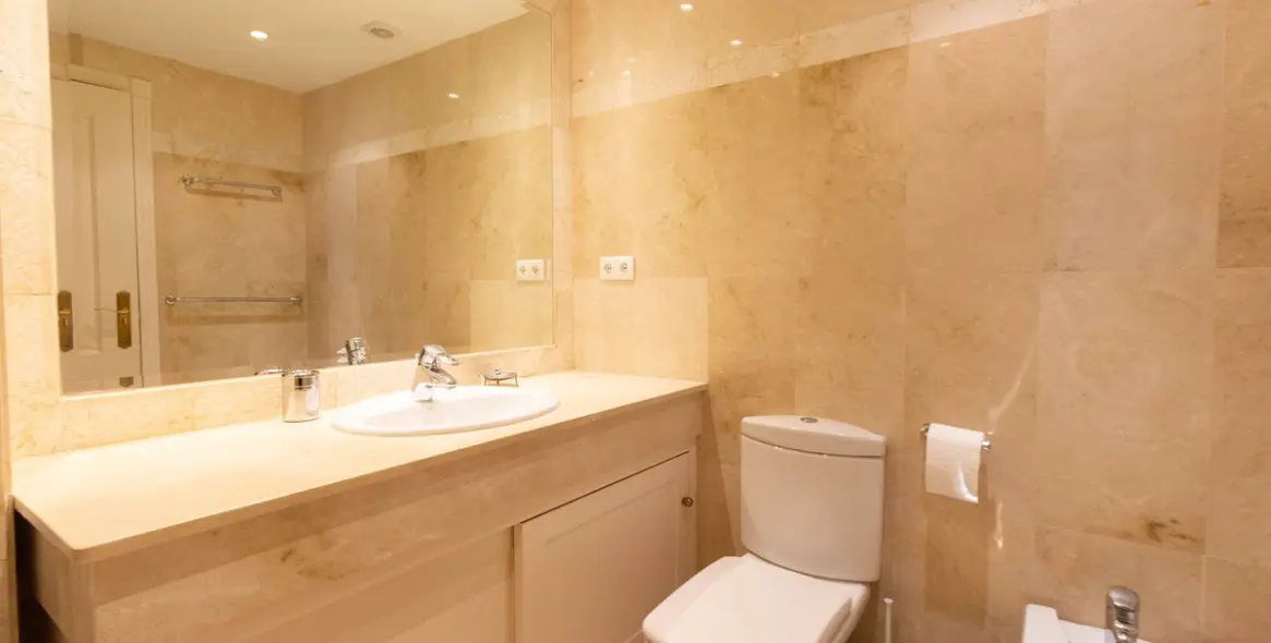 Sale of ground floor apartment in Elviria 18