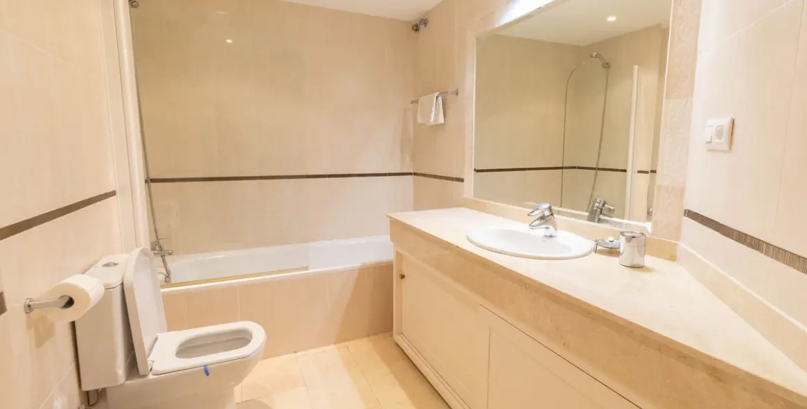 Sale of ground floor apartment in Elviria 20