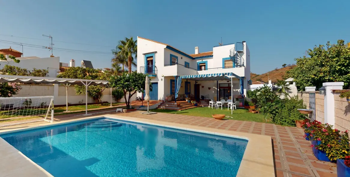 Продажа  отдельно стоящей виллы в Chilches 1