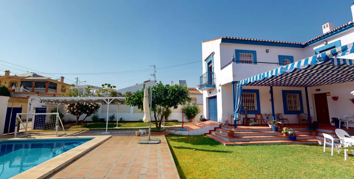 Продажа  отдельно стоящей виллы в Chilches 2