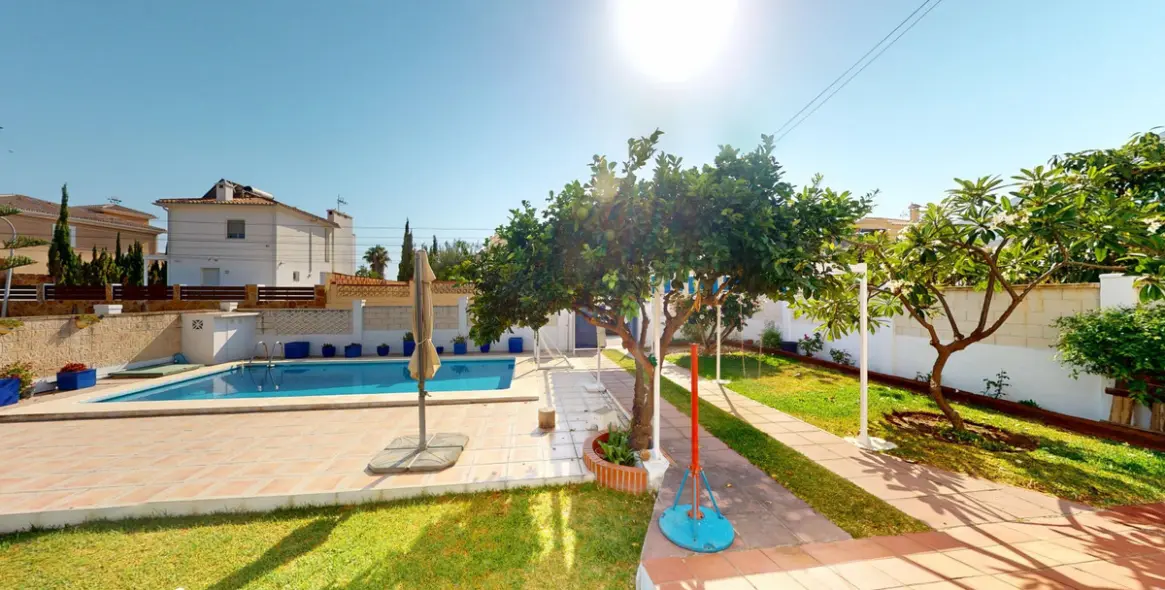 Sale of detached villa in Chilches 38