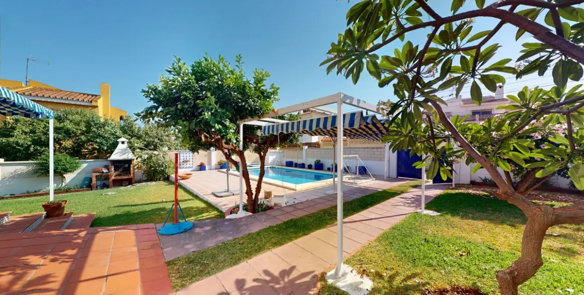 Sale of detached villa in Chilches 39