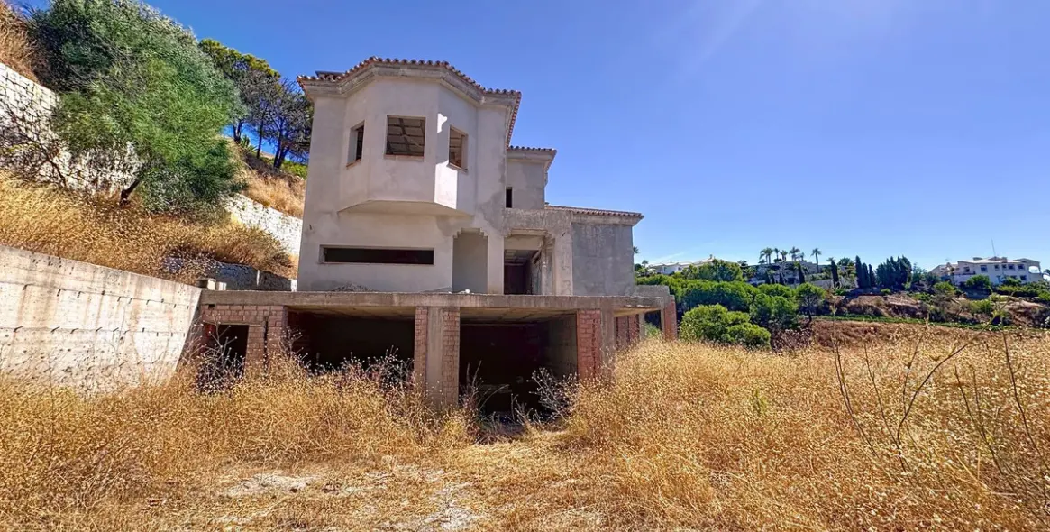 Sale of detached villa in Valtocado 1