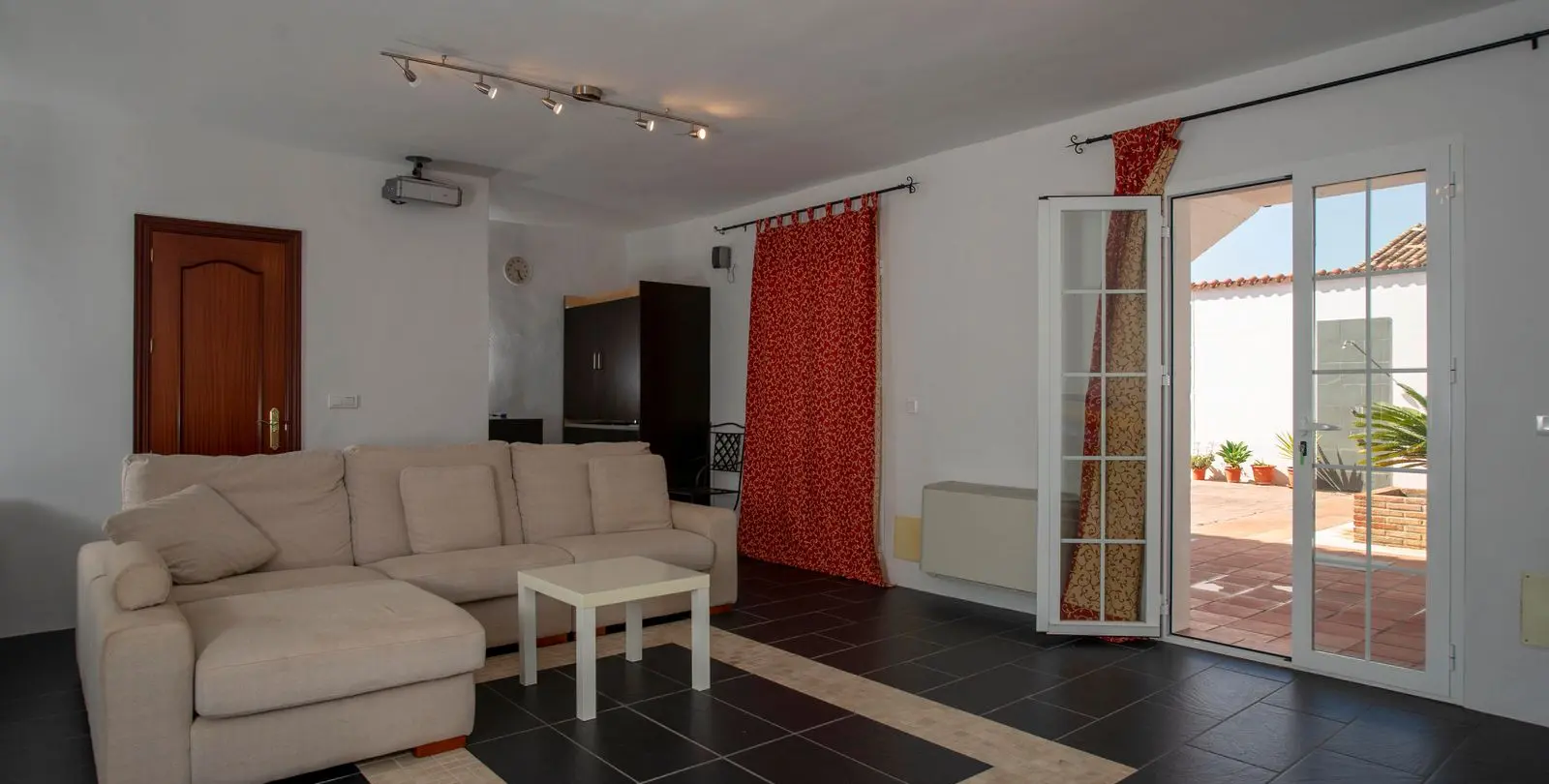 Sale of hostel in Pizarra 24