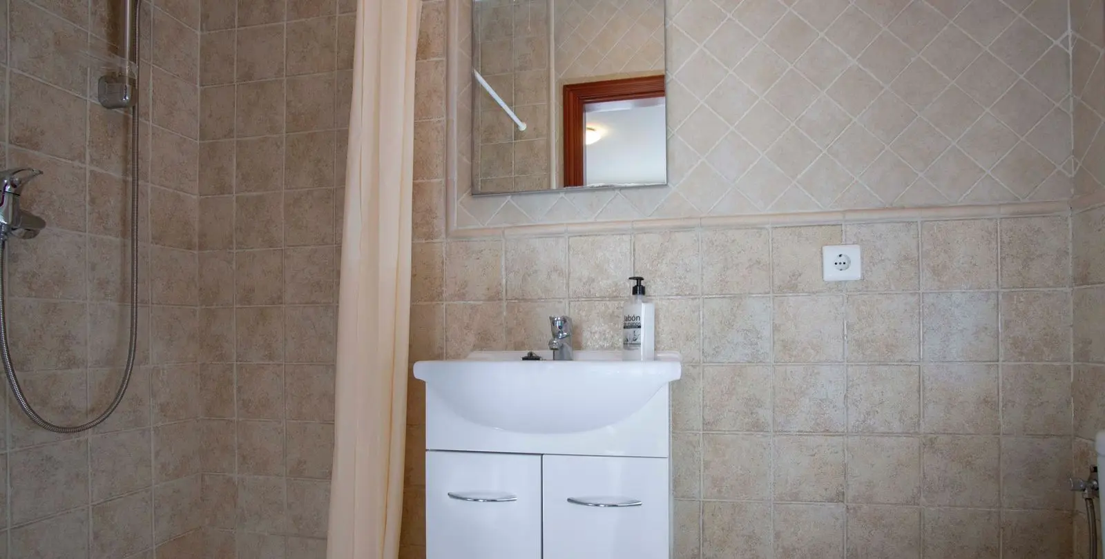 Sale of hostel in Pizarra 25