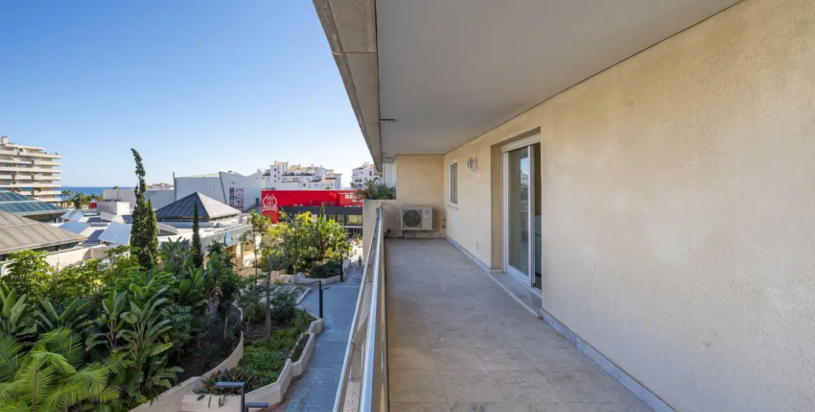 Sale of middle floor apartment in Puerto Banús 1