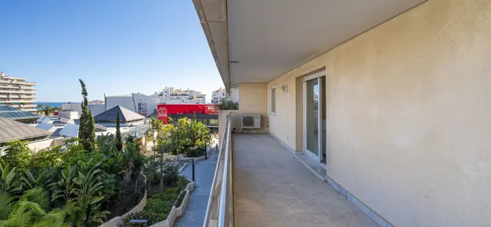 Sale of middle floor apartment in Puerto Banús 0