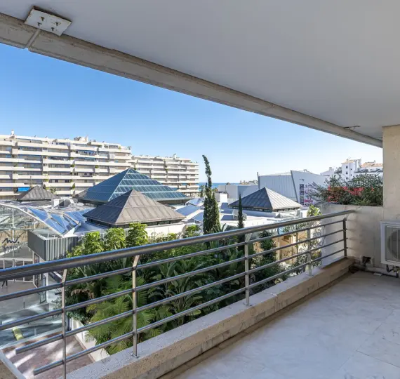 Sale of middle floor apartment in Puerto Banús