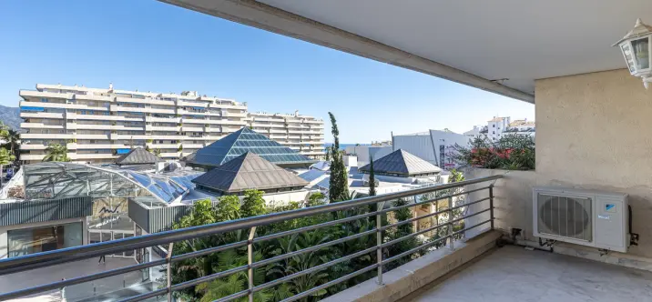 Sale of middle floor apartment in Puerto Banús 1