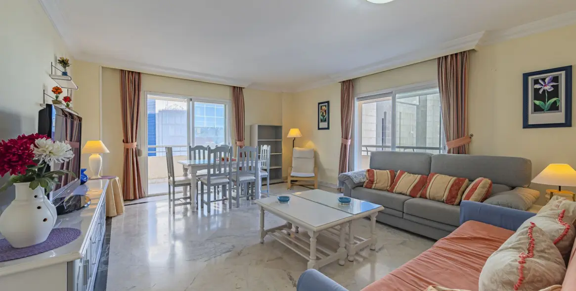 Sale of middle floor apartment in Puerto Banús 3