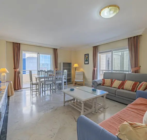 Sale of middle floor apartment in Puerto Banús