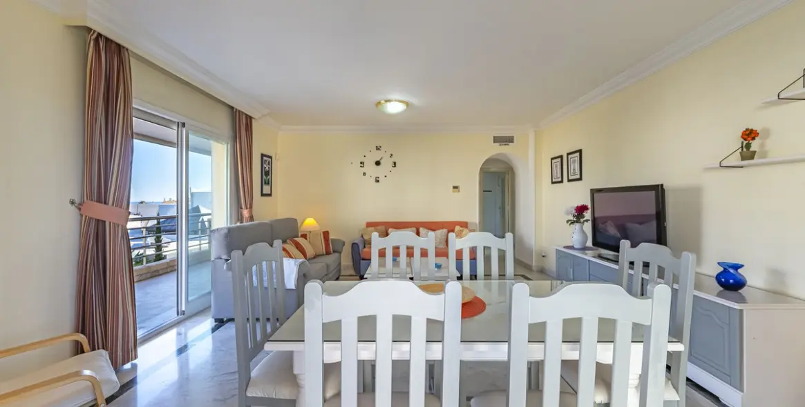 Sale of middle floor apartment in Puerto Banús 4
