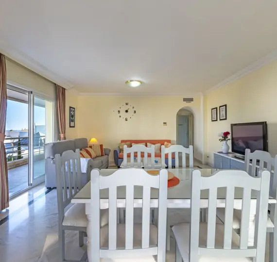 Sale of middle floor apartment in Puerto Banús