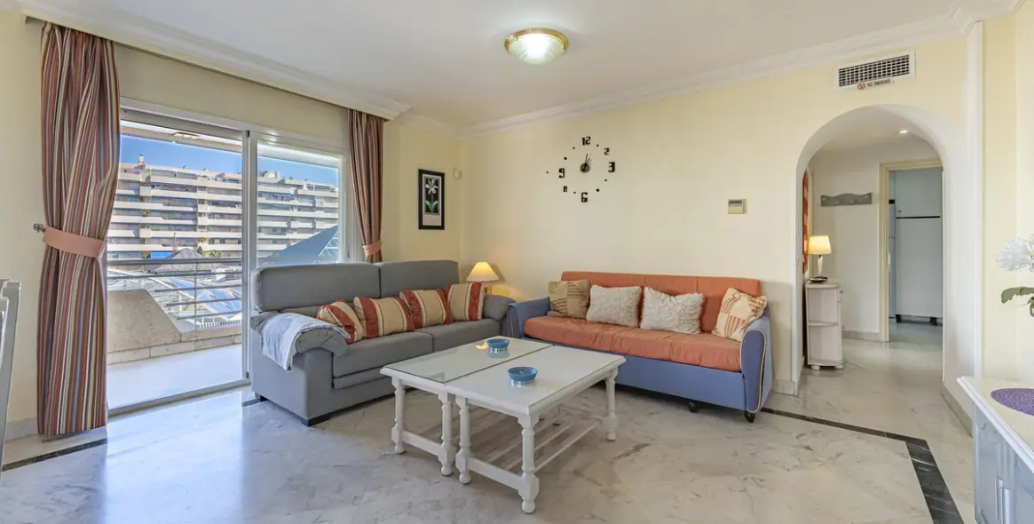 Sale of middle floor apartment in Puerto Banús 5