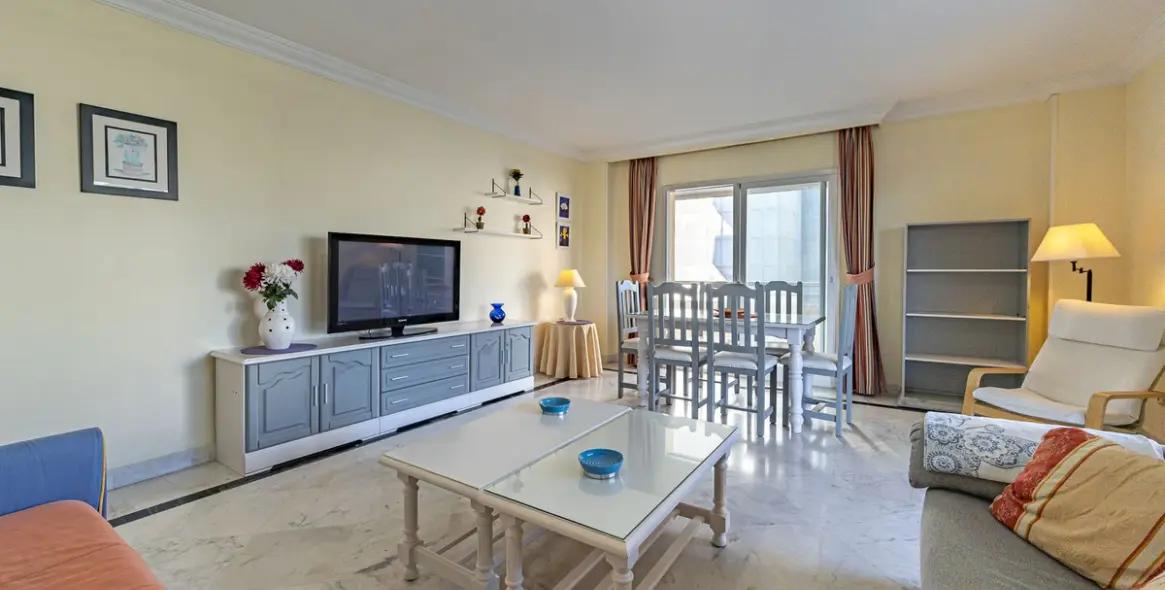 Sale of middle floor apartment in Puerto Banús 8
