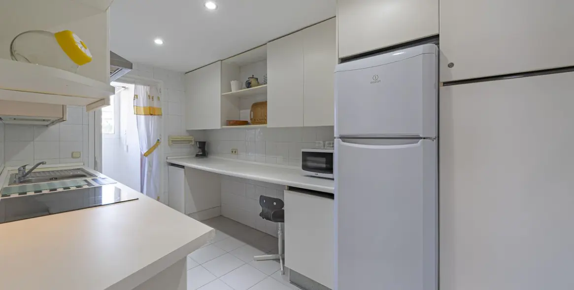 Sale of middle floor apartment in Puerto Banús 9