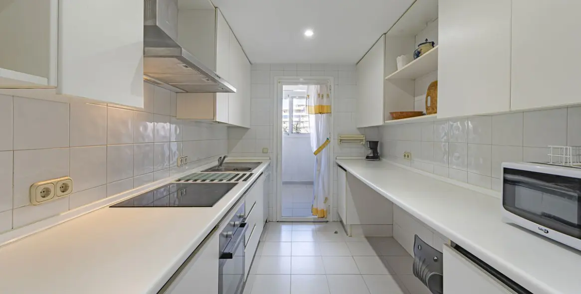 Sale of middle floor apartment in Puerto Banús 10