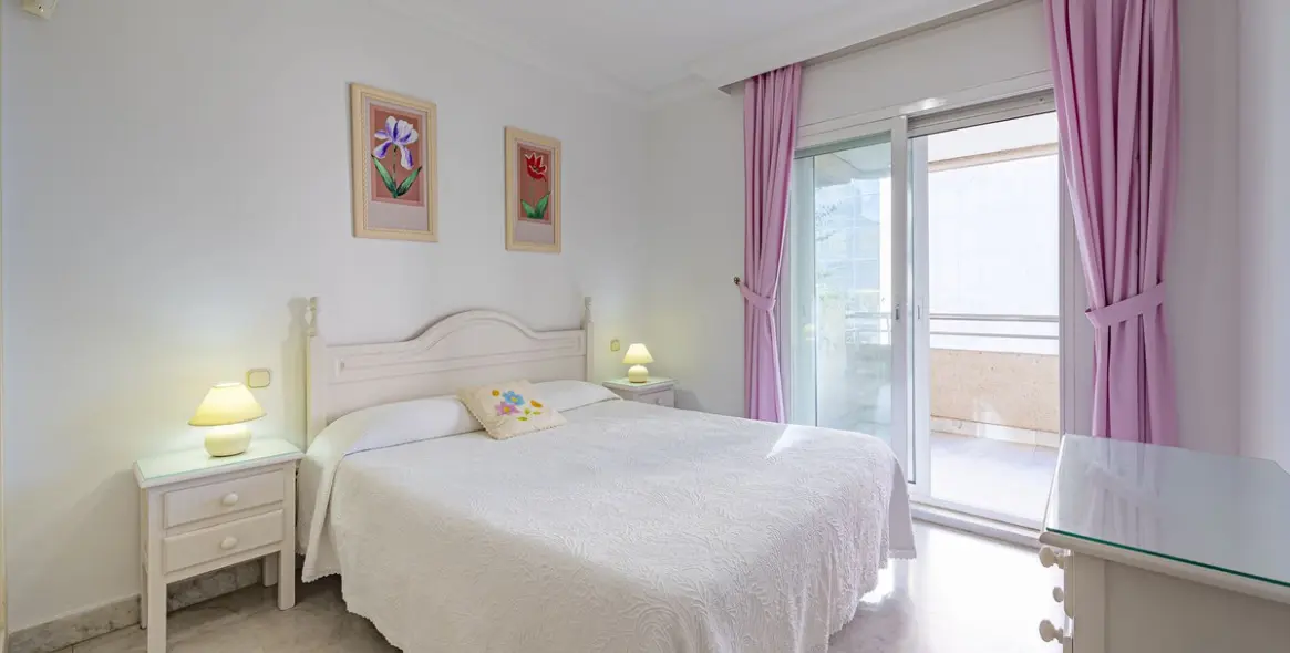 Sale of middle floor apartment in Puerto Banús 13