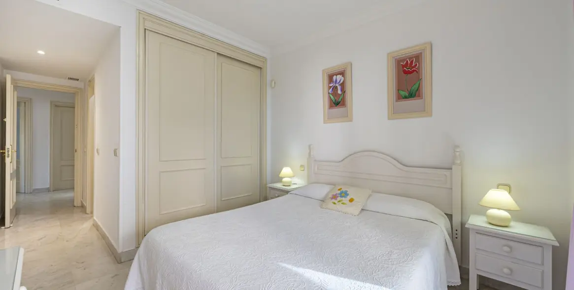 Sale of middle floor apartment in Puerto Banús 14