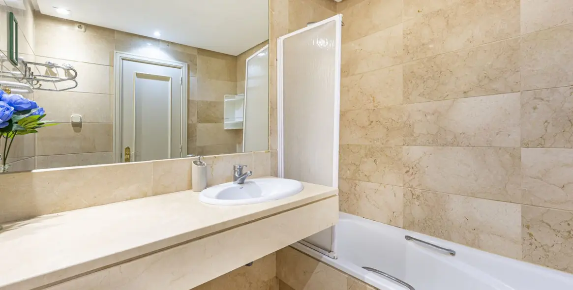 Sale of middle floor apartment in Puerto Banús 15